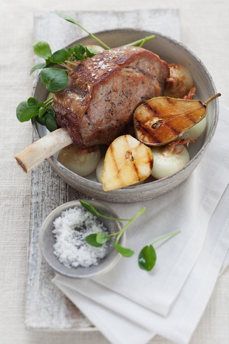 Kotelettbraten vom Schwein mit Birnen & Zwiebeln