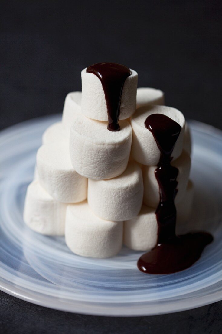 Marshmallows with chocolate sauce