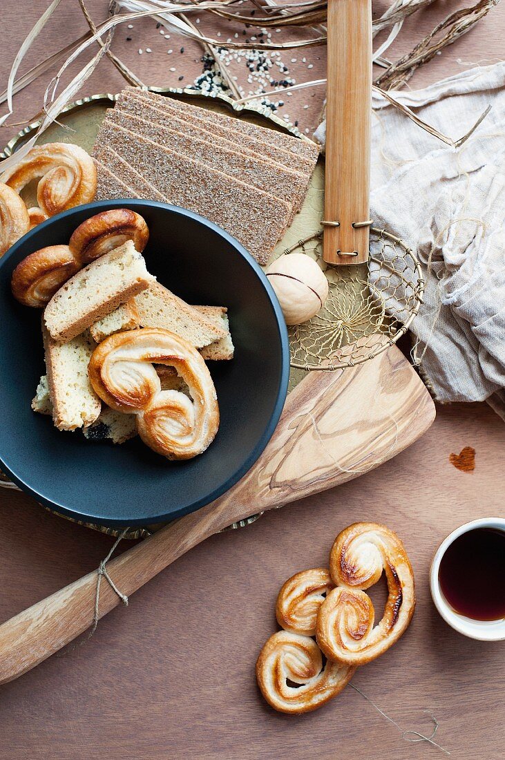 Stillleben mit Brot, Gebäck, Tee & Küchenutensilien