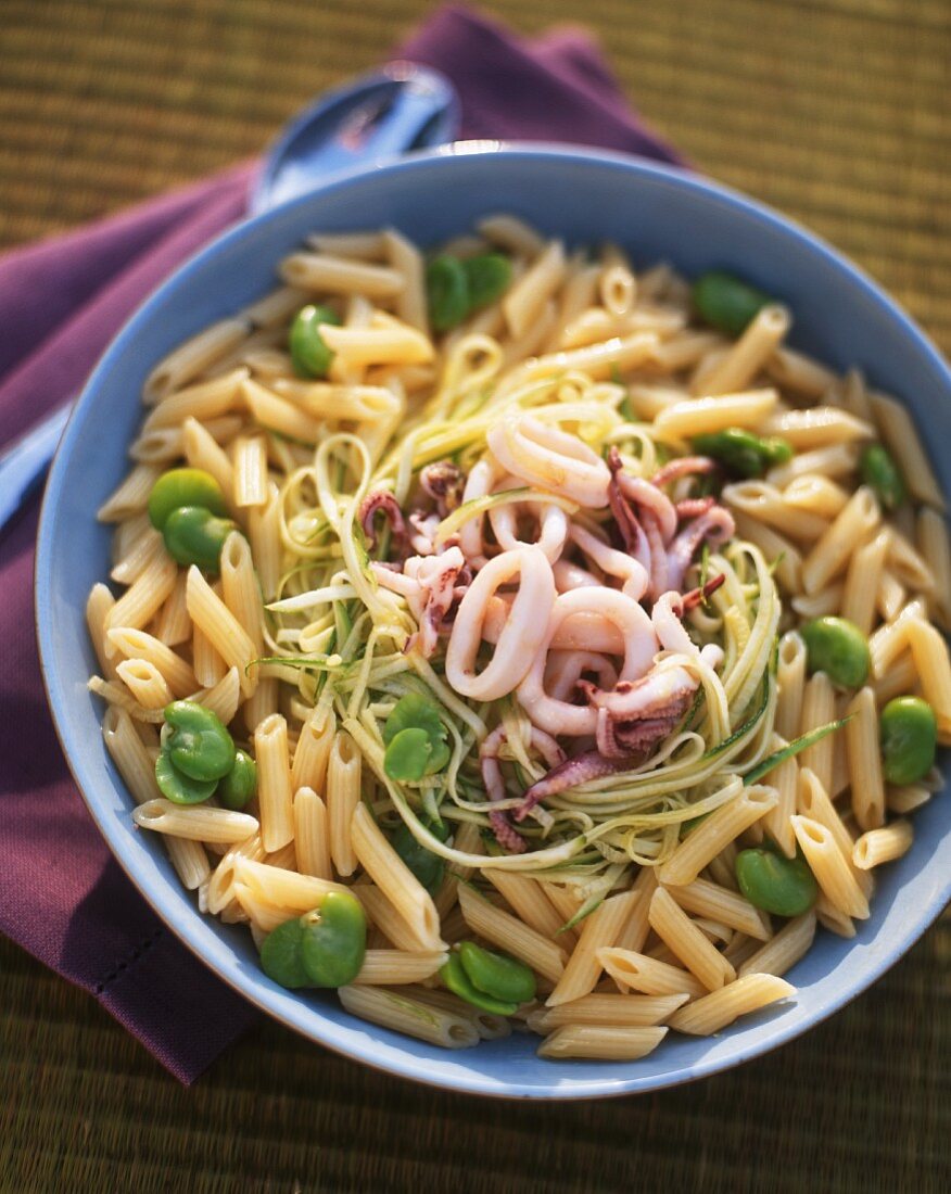 Nudelsalat mit Bohnen und Tintenfisch