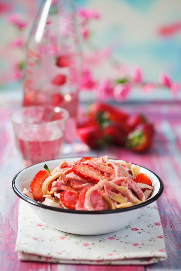 Spelt pasta with fresh strawberries