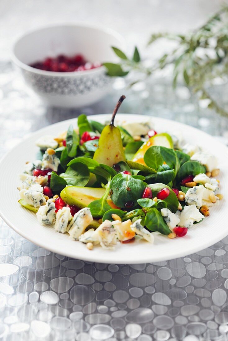 Feldsalat mit Birne, Blauschimmelkäse, Granatapfelkernen und Pinienkernen