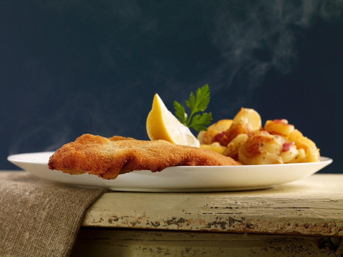 Viennese escalope with fried potatoes