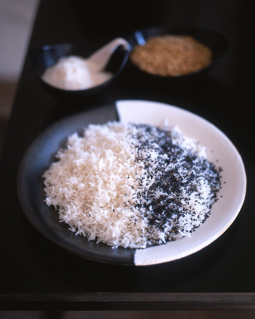 Reis mit schwarzem Sesam
