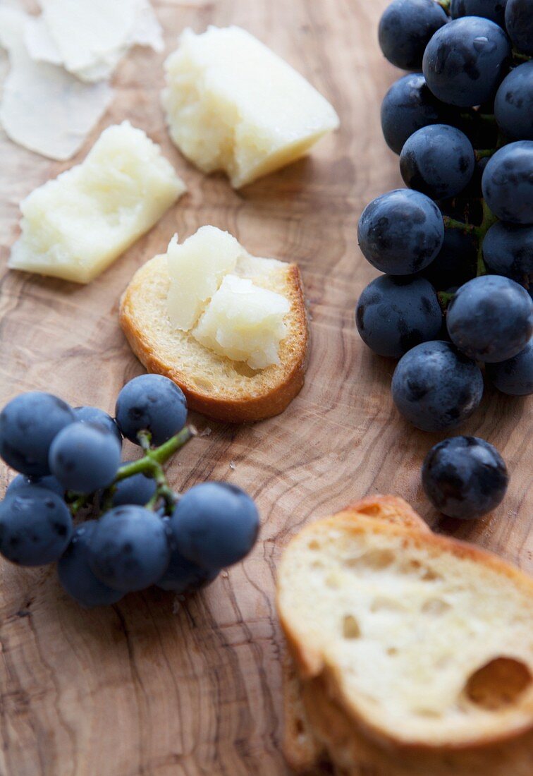 Weintrauben mit Brot und Käse