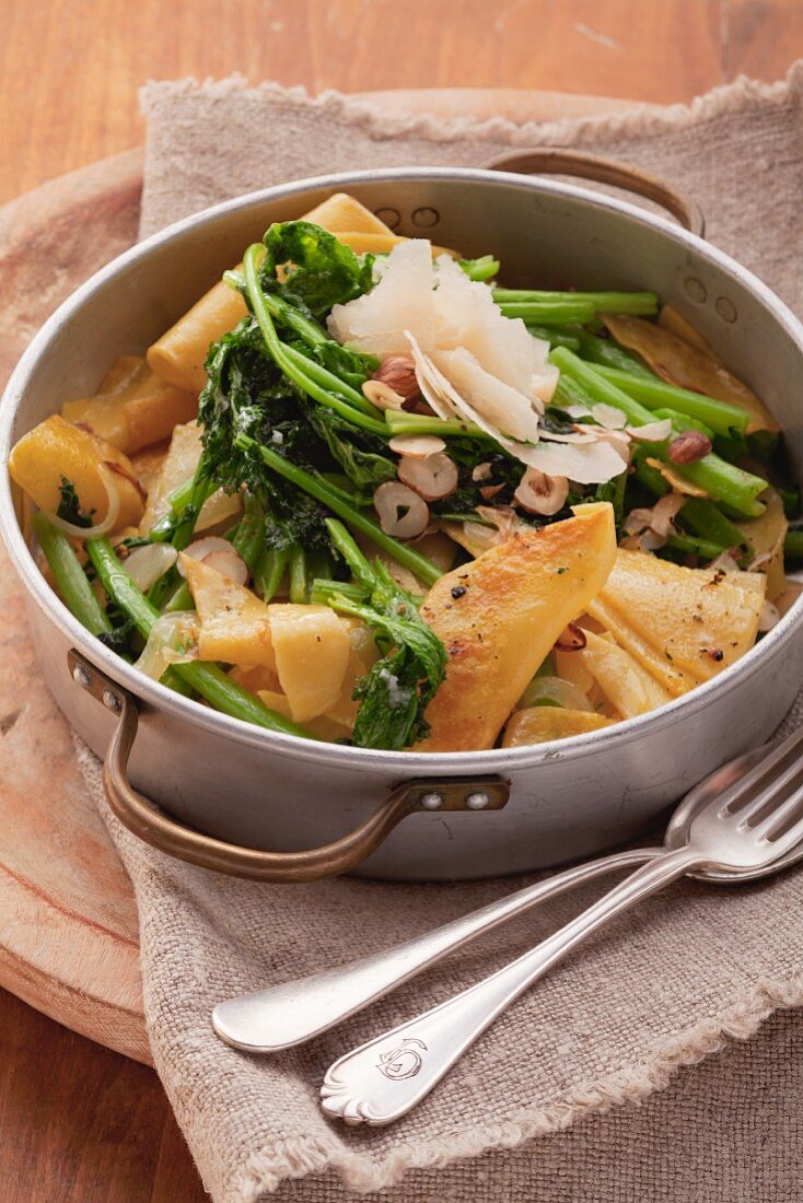 Wild broccoli with pasta, hazelnuts and Parmesan in a pot