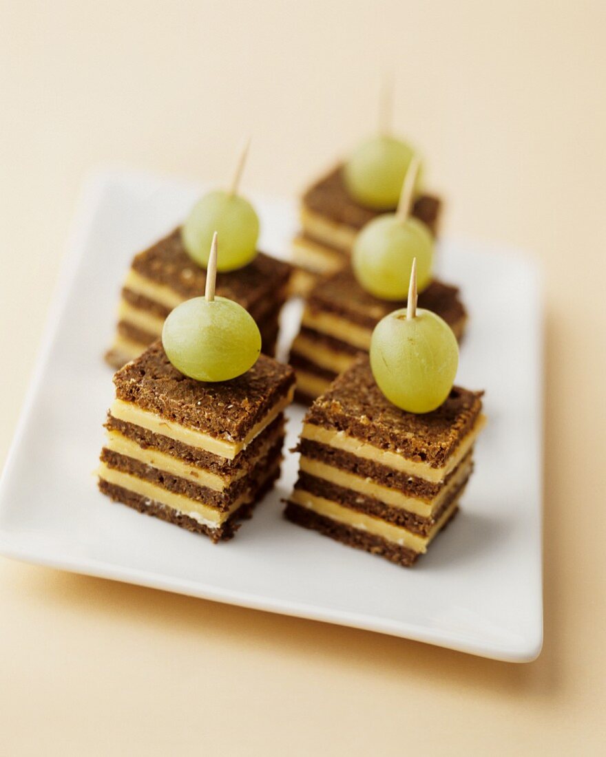 Pumpernickel-Käse-Häppchen mit Weintrauben