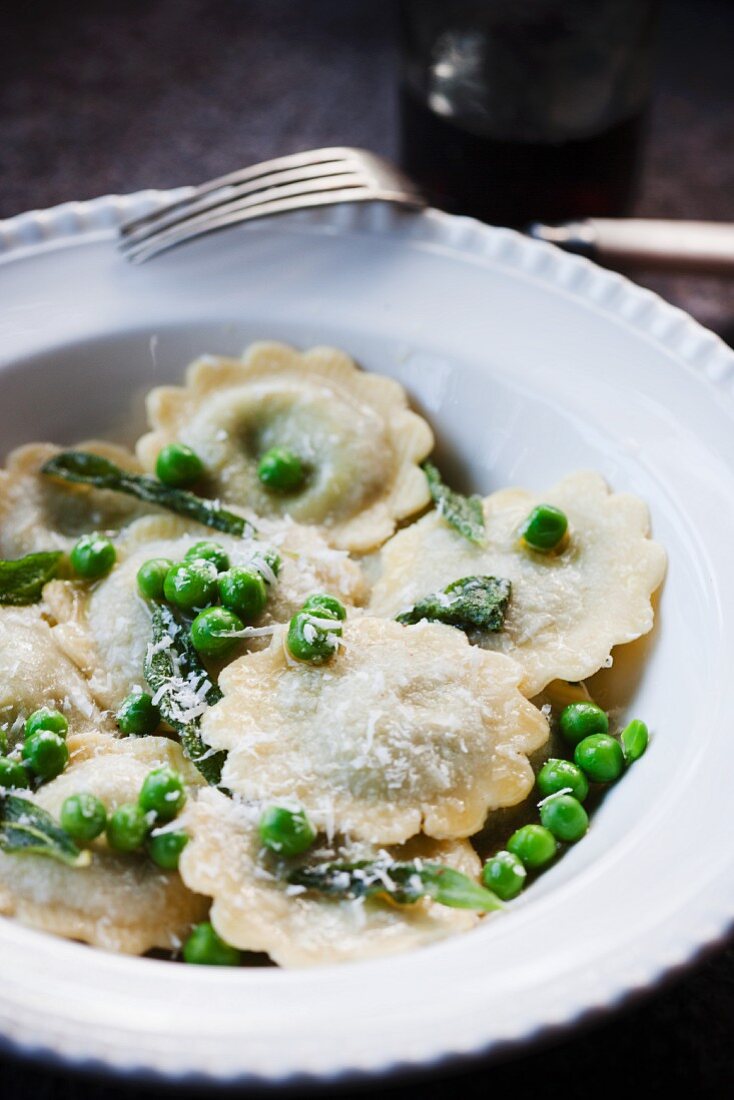 Ravioli mit Erbsen & Parmesan