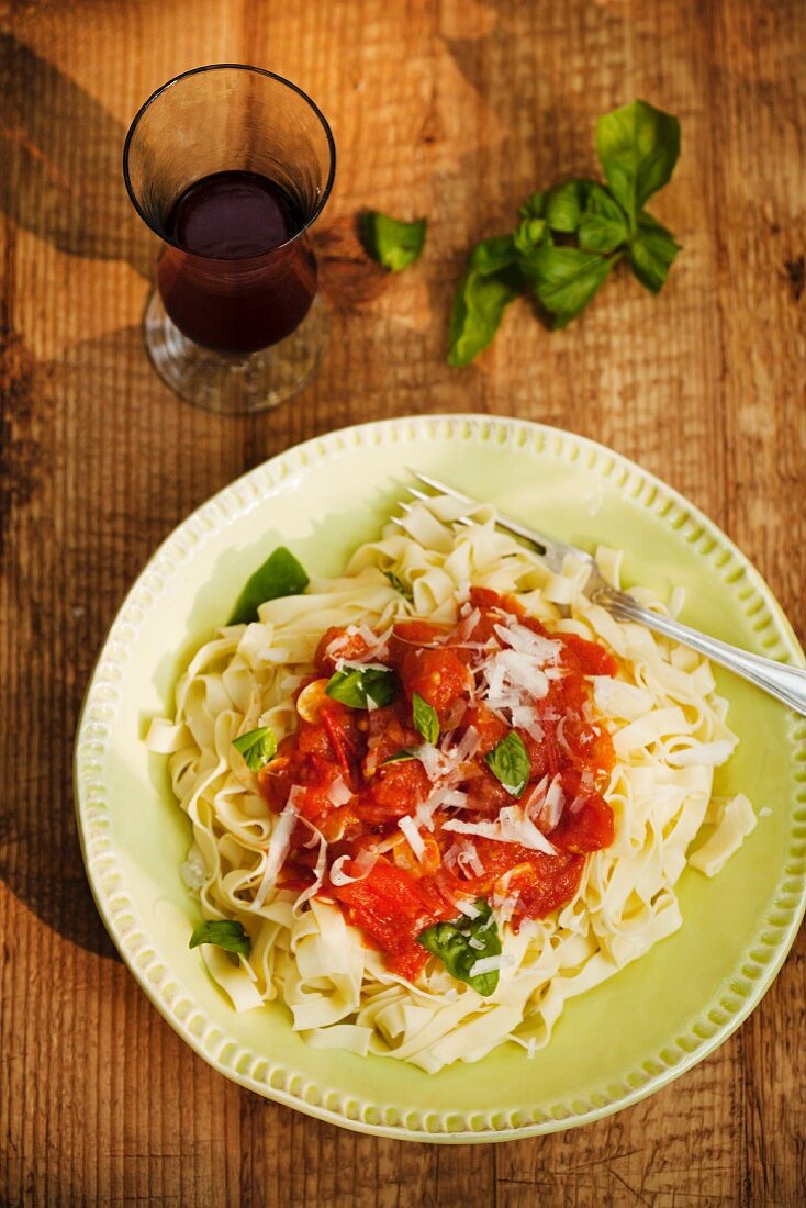 Bandnudeln mit Tomatensauce & Basilikum (Aufsicht)