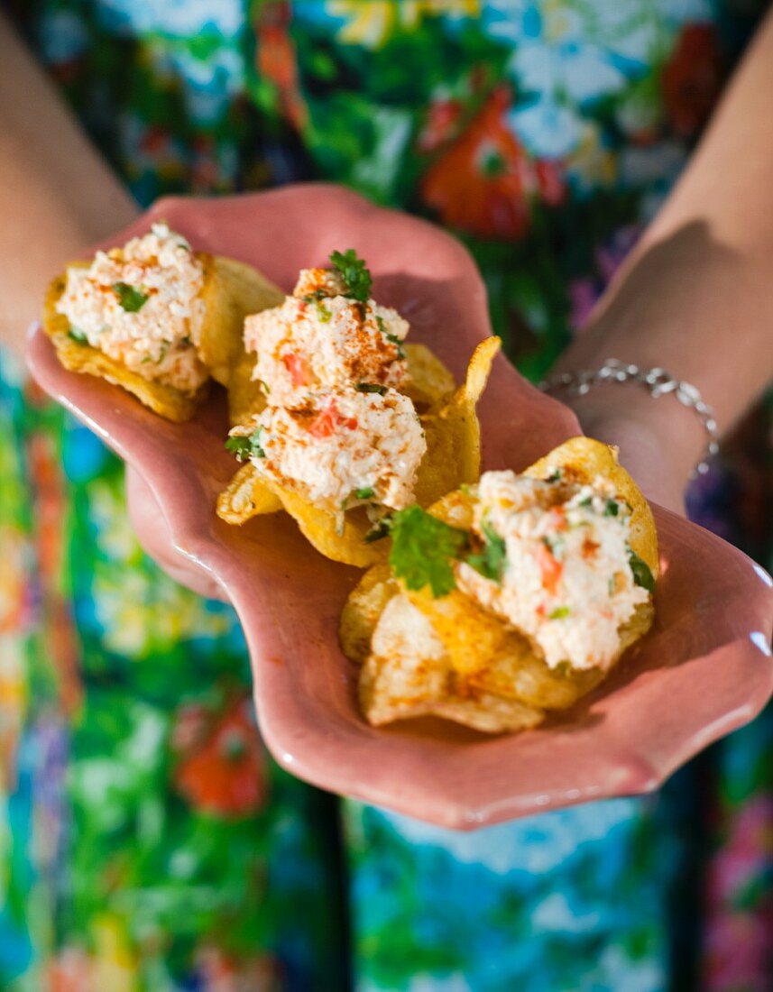 Crisps with a creamy prawn topping