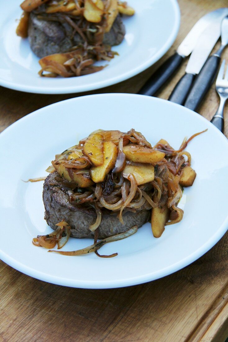 Roast beef with onions and apples