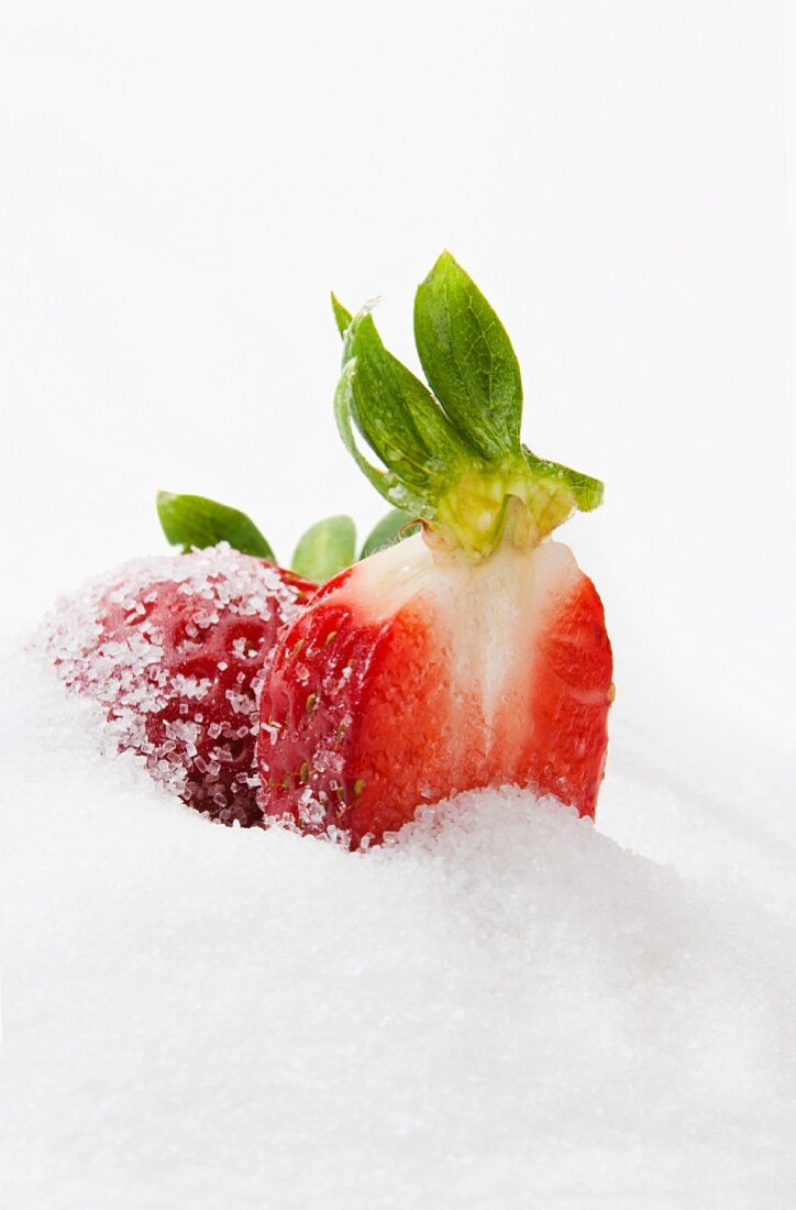 Halbierte Erdbeere in Zucker