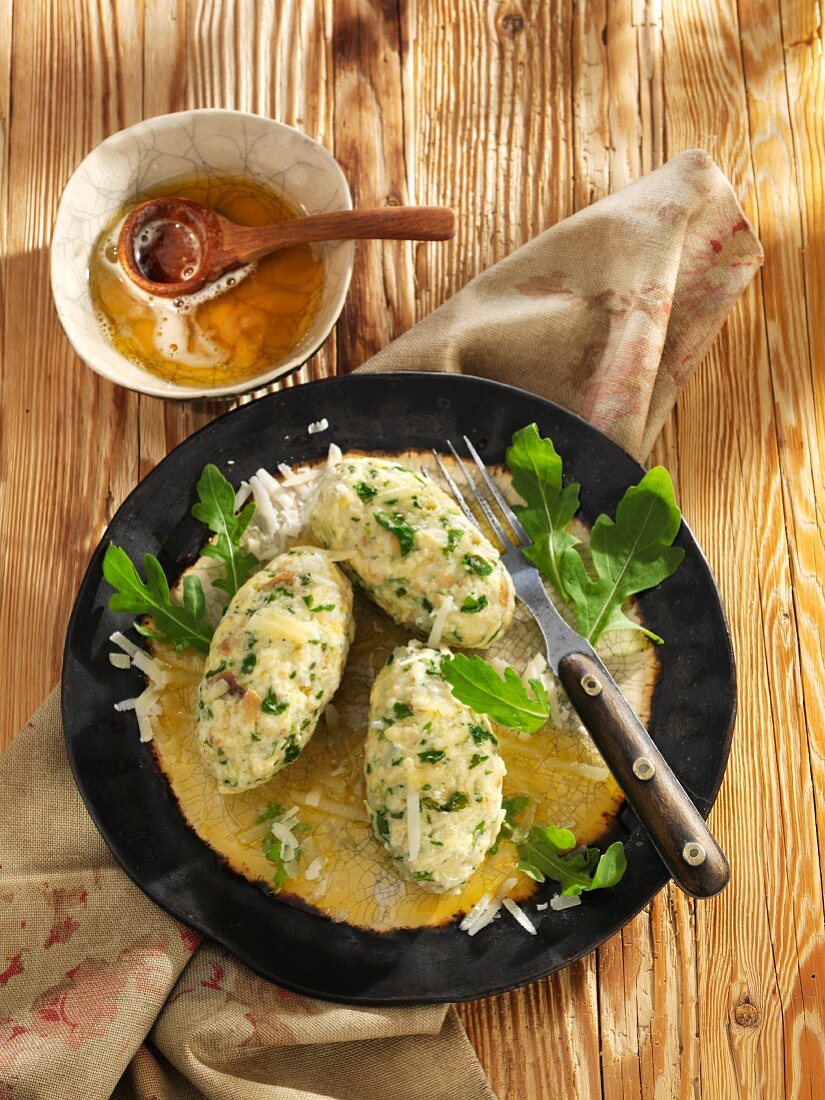 Rucola-Käsenocken mit brauner Butter