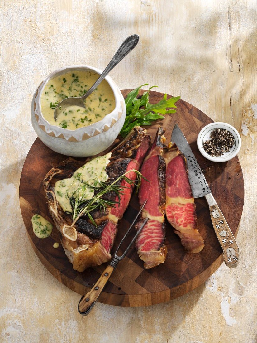 Ribeye Steak mit Rucola-Butter-Sauce