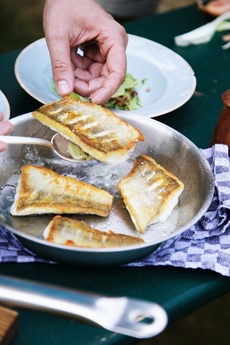 Gebratene Zanderfilets in der Pfanne