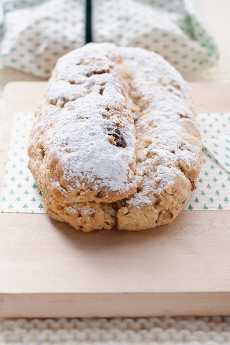 Topfenstollen mit Haselnüssen und Cranberries