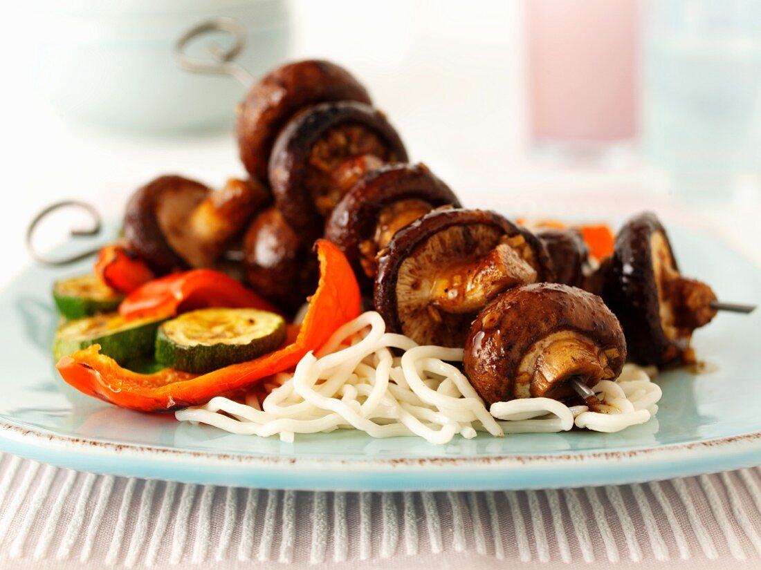 Spicy mushrooms kebabs with pasta and vegetables