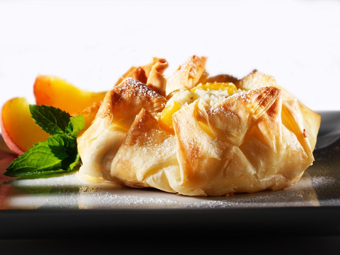 Puff pasty filled with peaches and cream