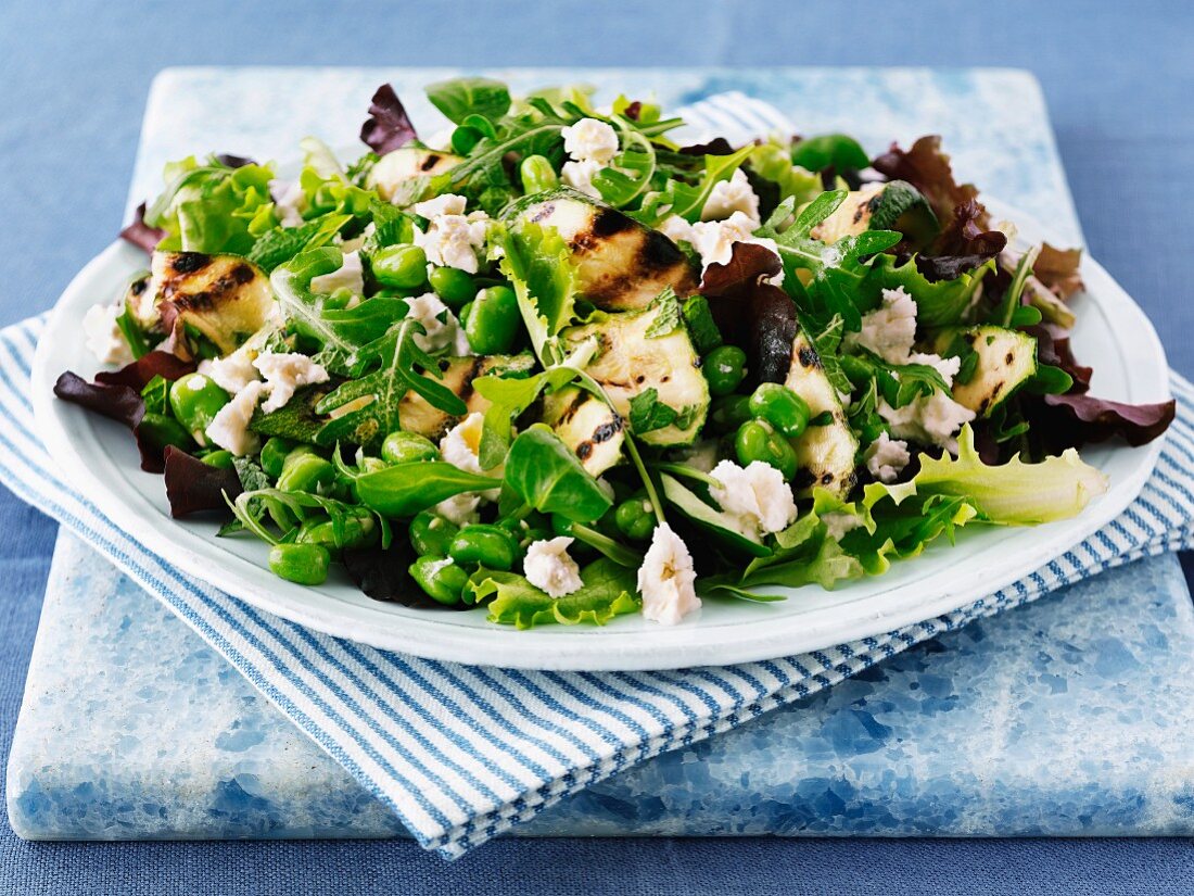 Summer salad with chicken and feta
