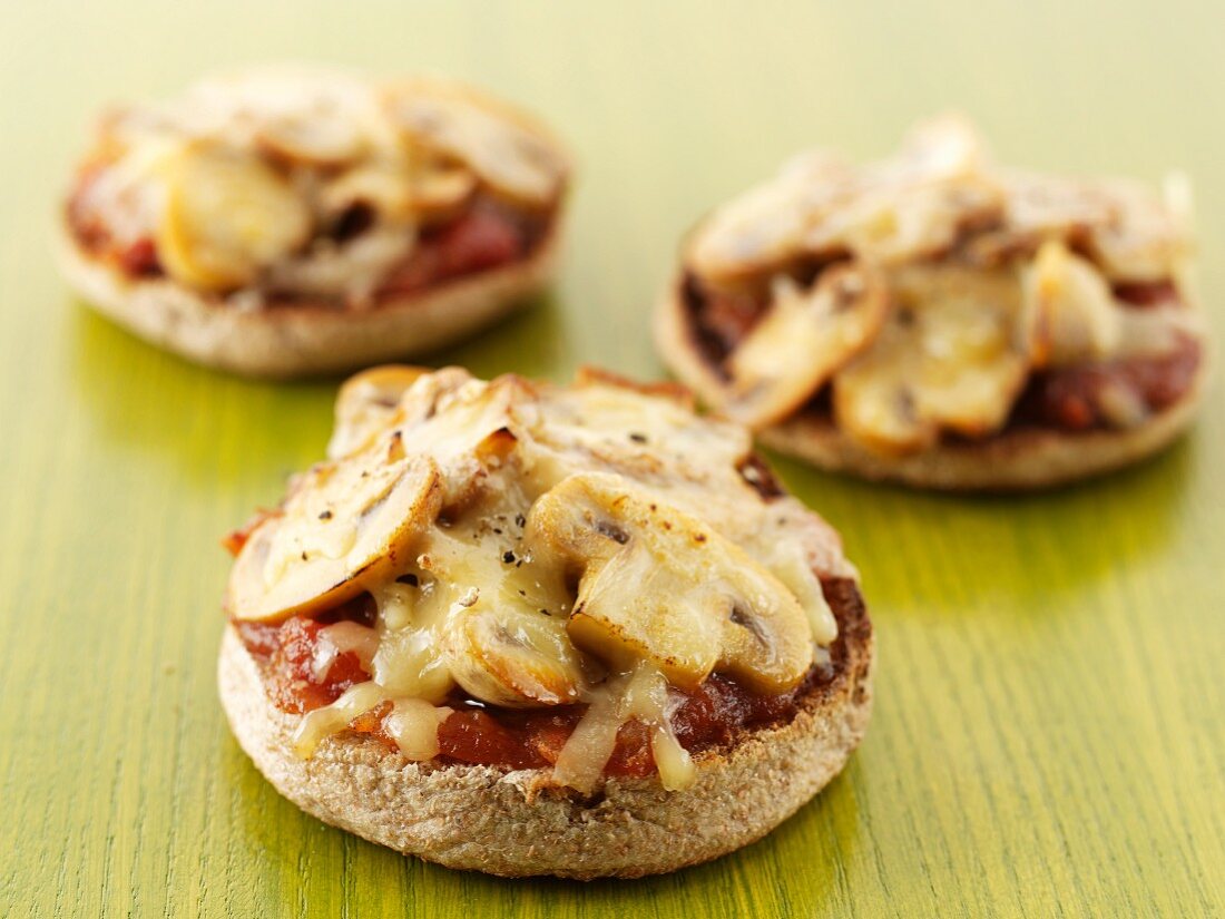 Minipizzen mit Champignons und Käse