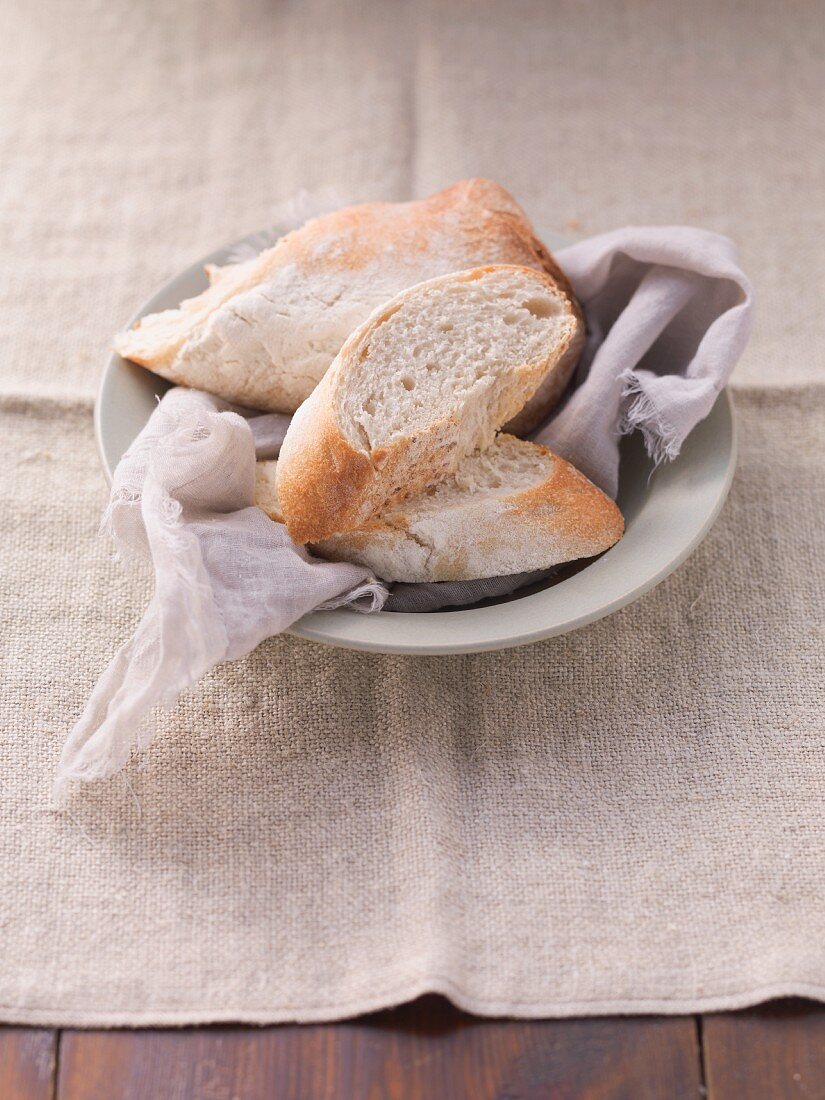 Teller mit Weißbrot