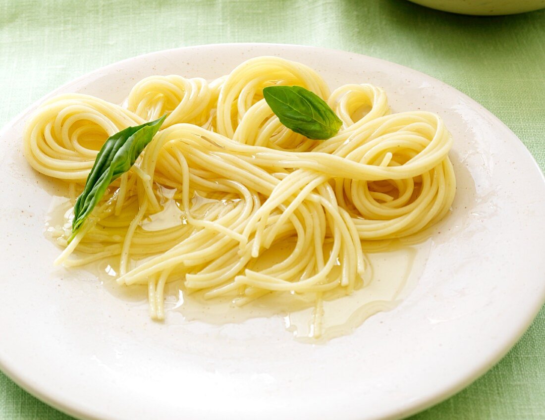Spaghetti mit Butter und Basilikum