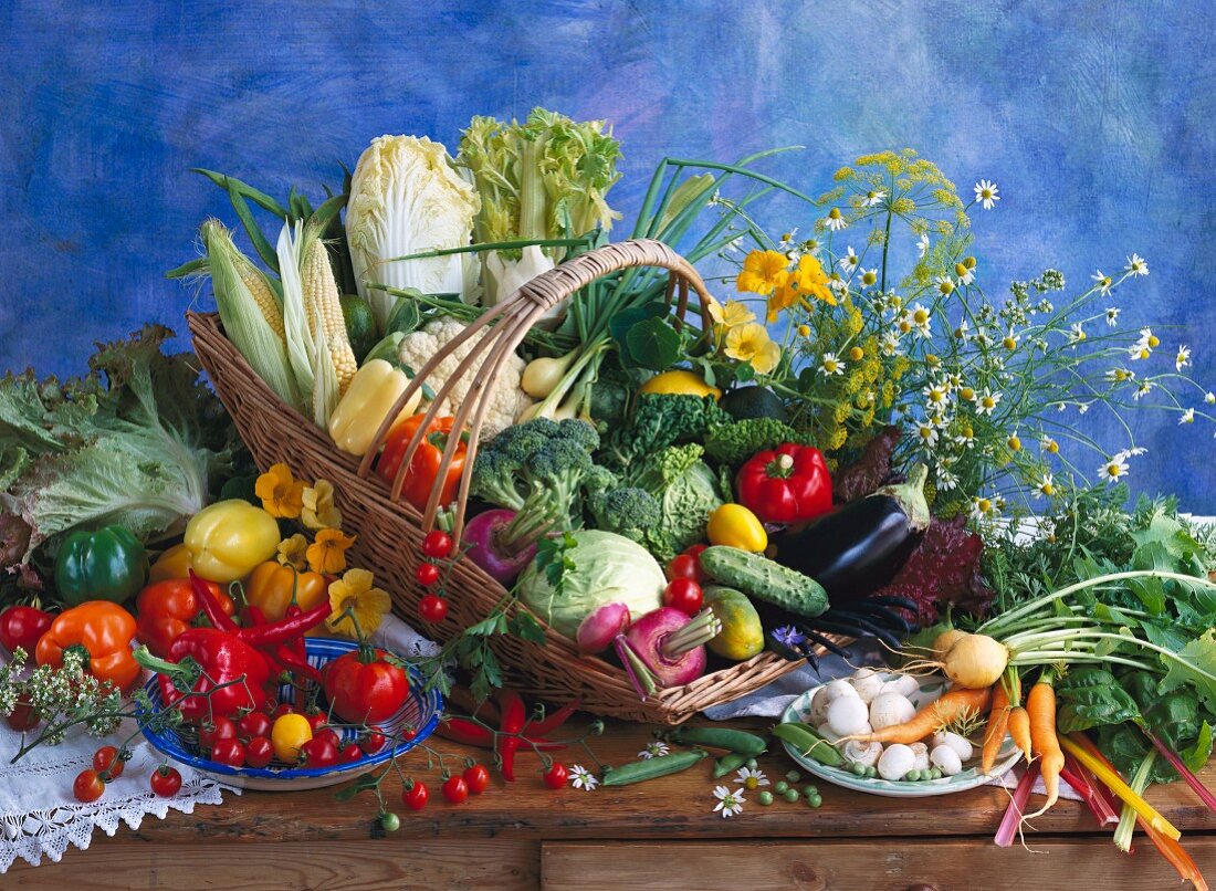 An arrangement of vegetables with edible fowers