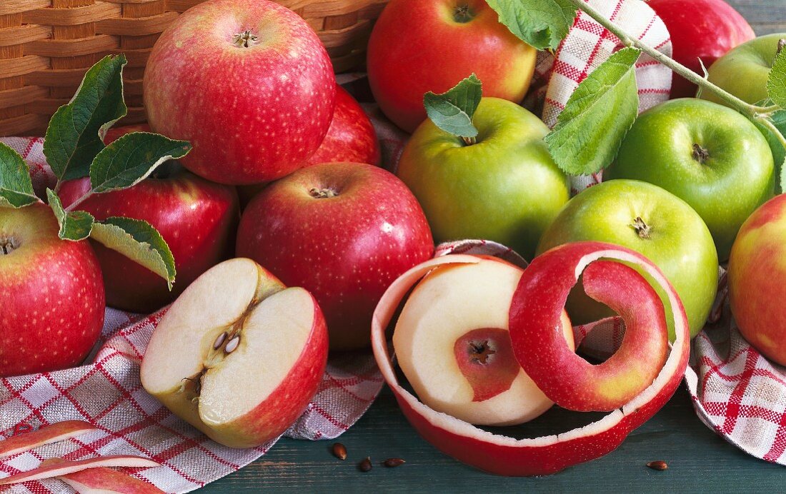 Rote und grüne Äpfel auf Geschirrtuch