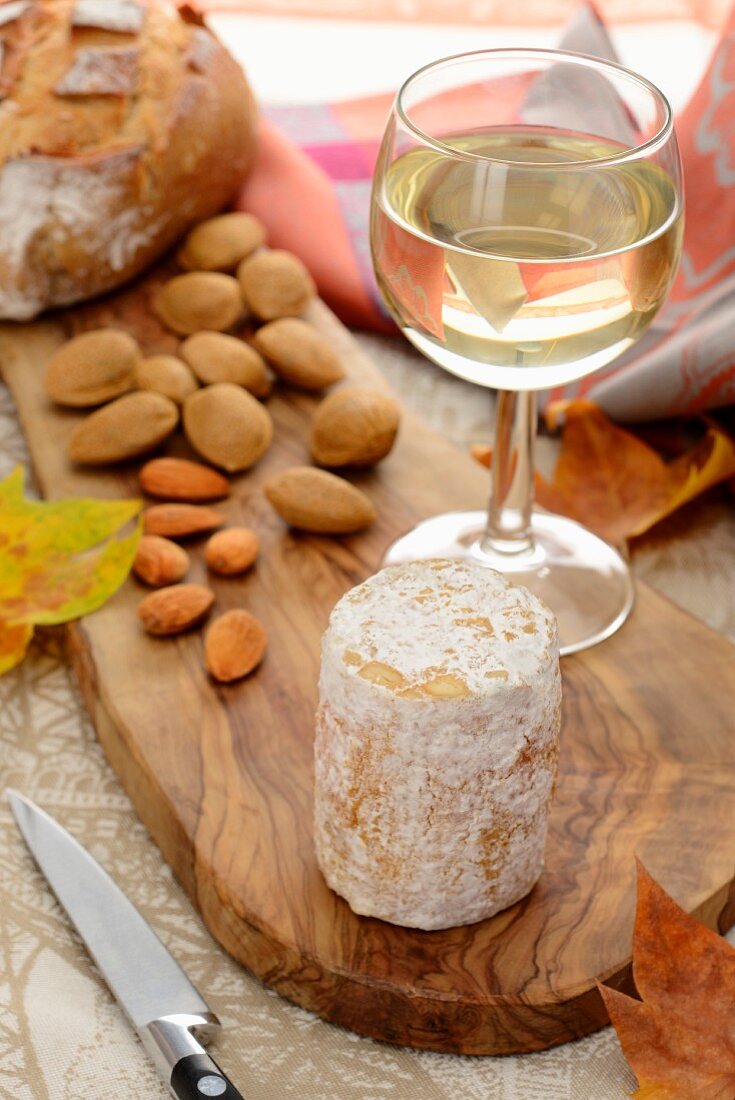 Goat's cheese with almonds, white wine and bread