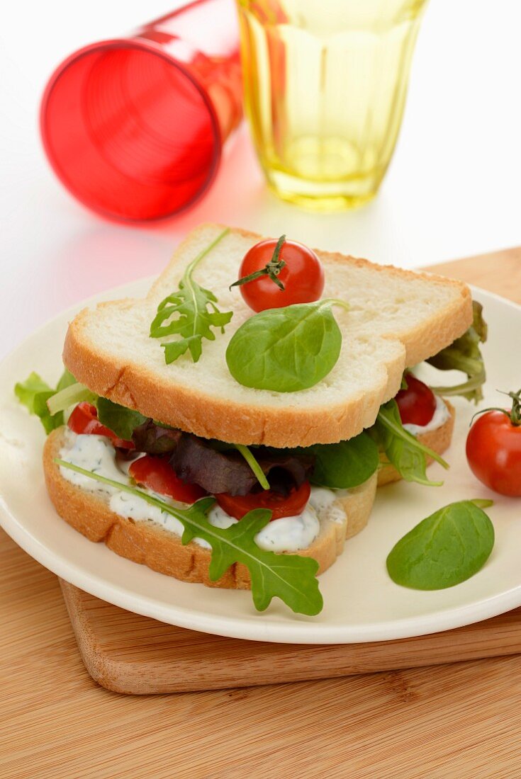 Sandwich mit Tzatziki, Tomaten und Salat