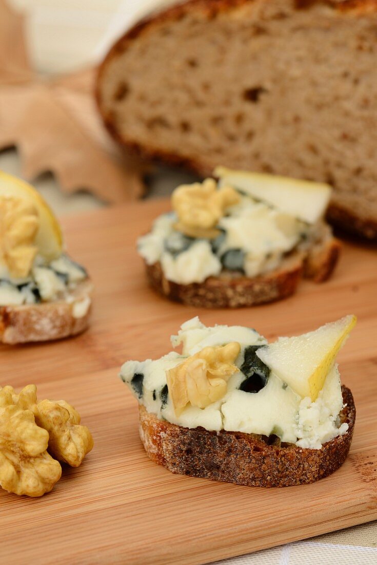 Häppchen mit Roquefort, Birne und Nüssen