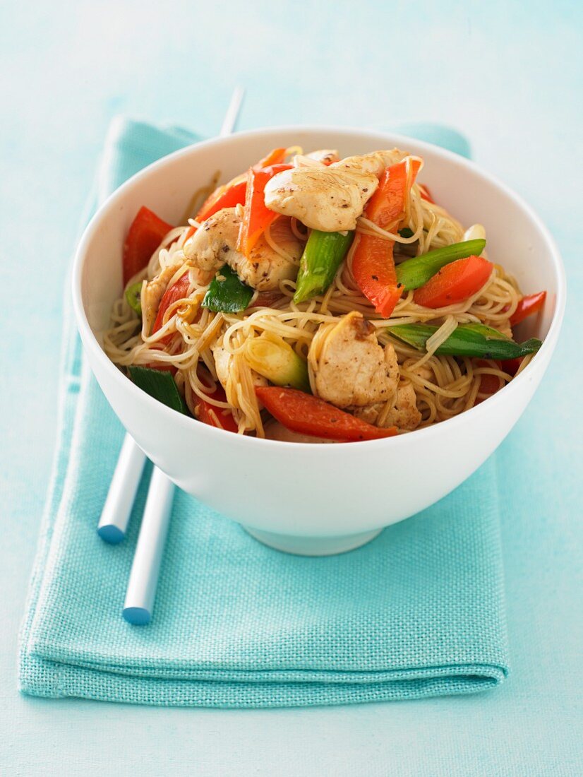 Chicken with vegetables and noodles (Asia)