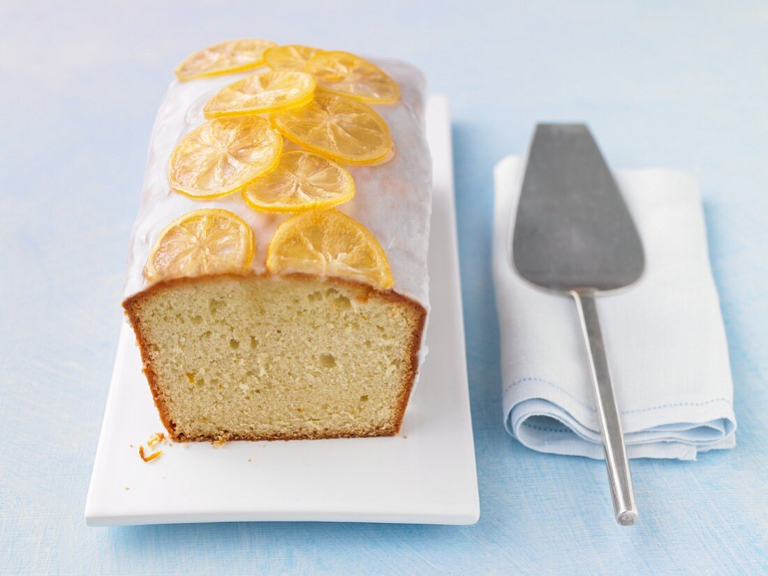 Zitronenkuchen mit Glasur, angeschnitten