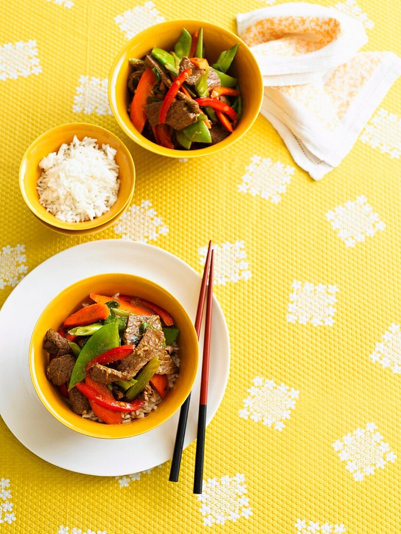 Rindfleisch-Gemüse-Pfanne mit Reis