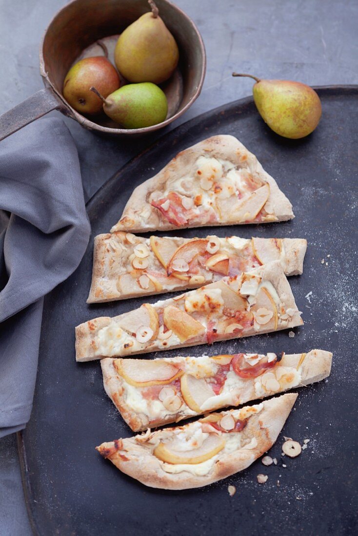 Flammkuchen mit Birne, in Scheiben geschnitten