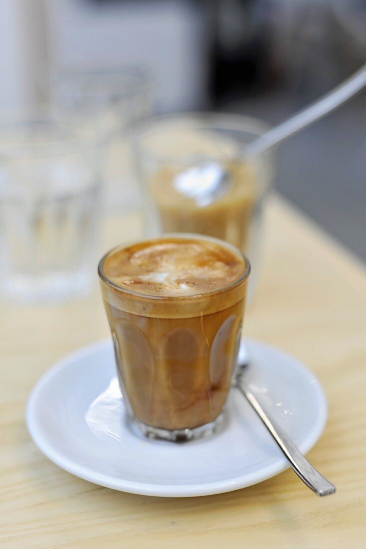 Latte macchiato im Glas