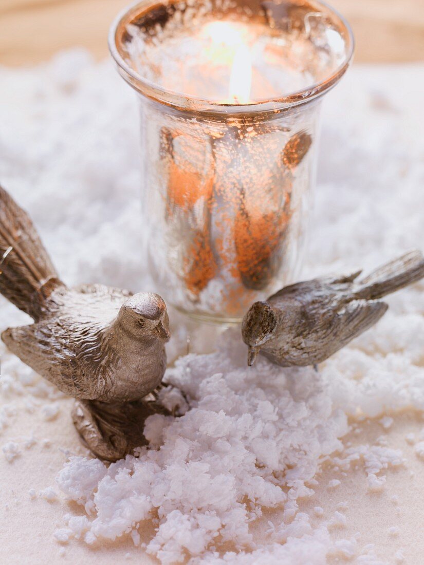 Weihnachtsdekoration mit Windlichtern und Vogelfiguren