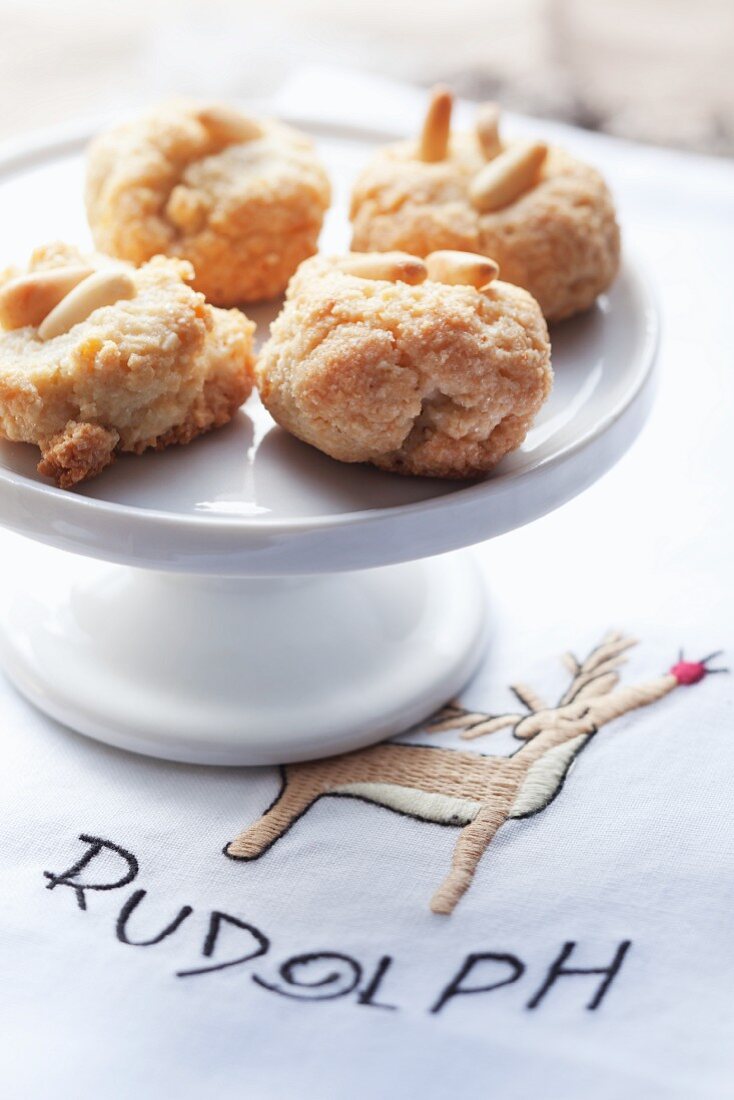 Weihnachtsplätzchen mit Pinienkernen