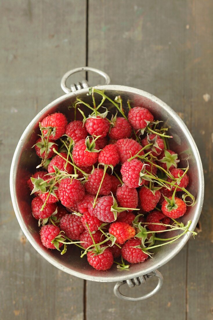 Viele Himbeeren im Küchensieb