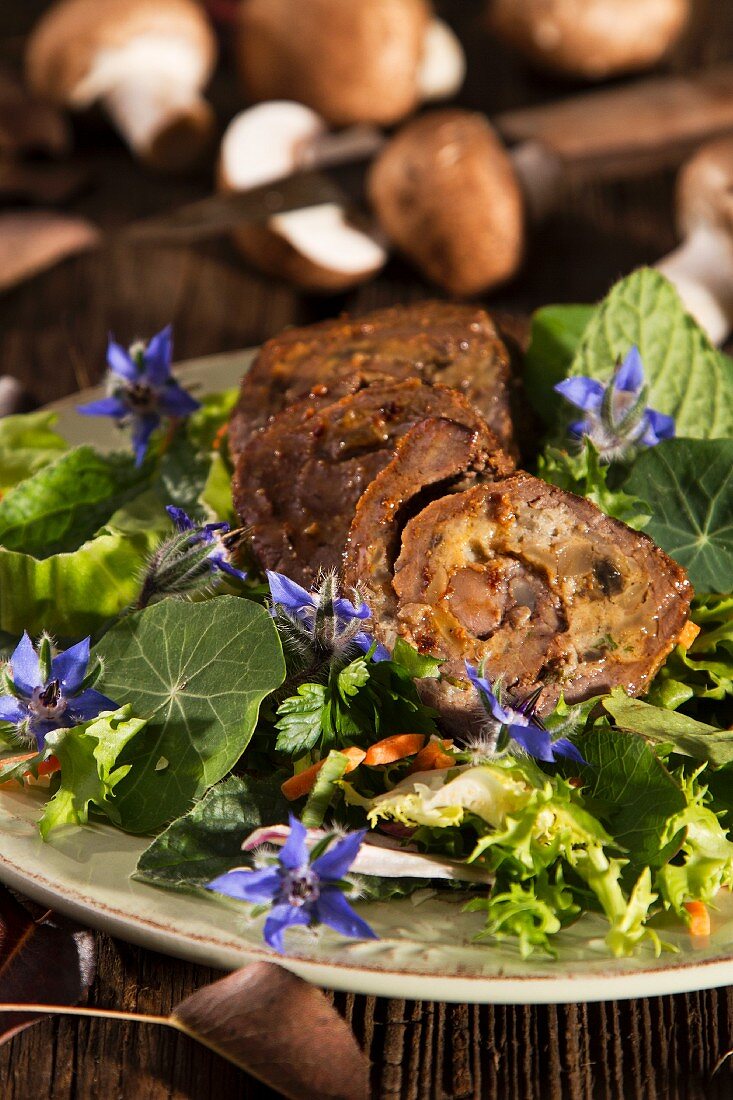 Hirschbraten mit Pilzfüllung auf Salat