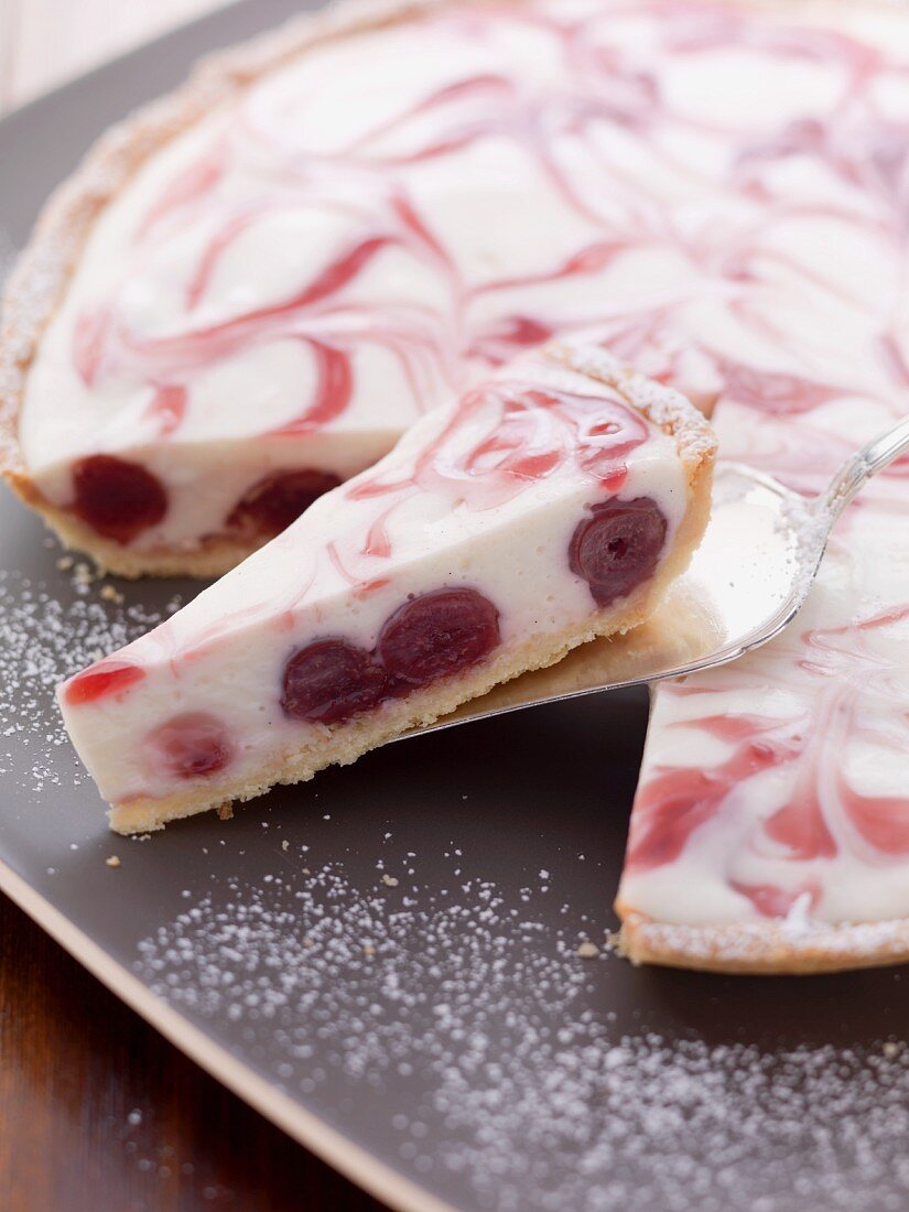 Marbled cheesecake with cherries