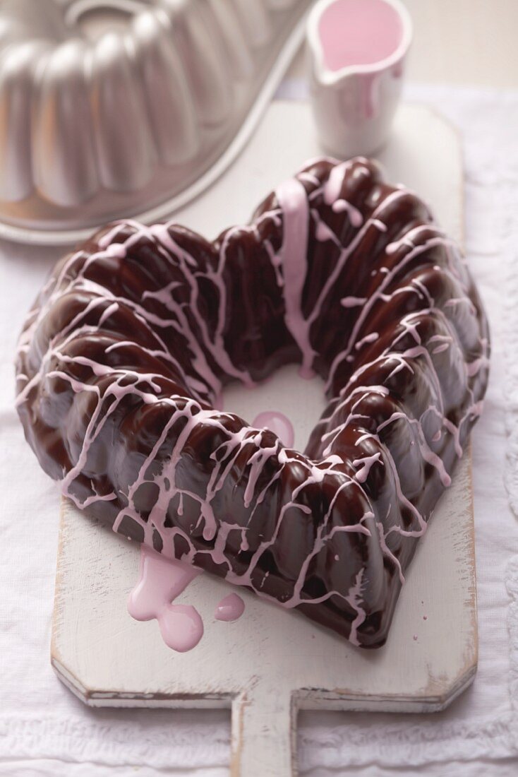 Schokoladen-Kirschkuchen in Herzform aus der Backform