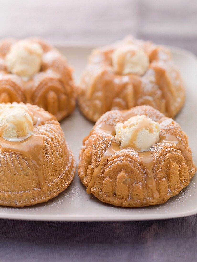 Verschiedene Mini-Kranzkuchen mit Karamellsauce & Vanilleeis