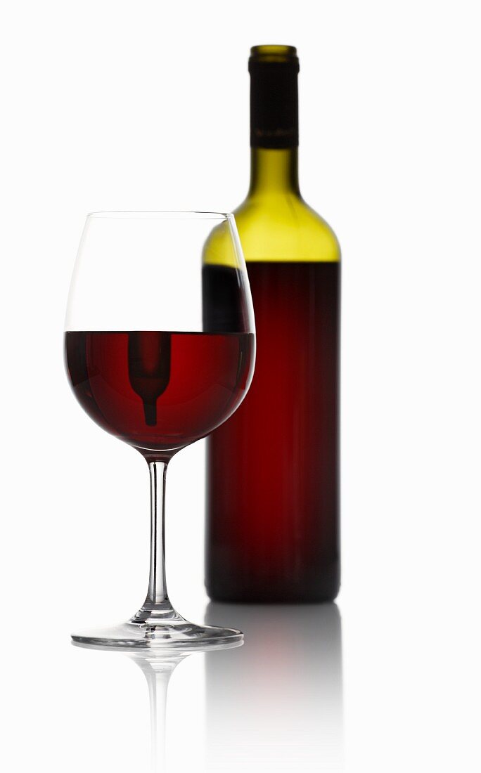 Rotwein im Glas und in der Flasche