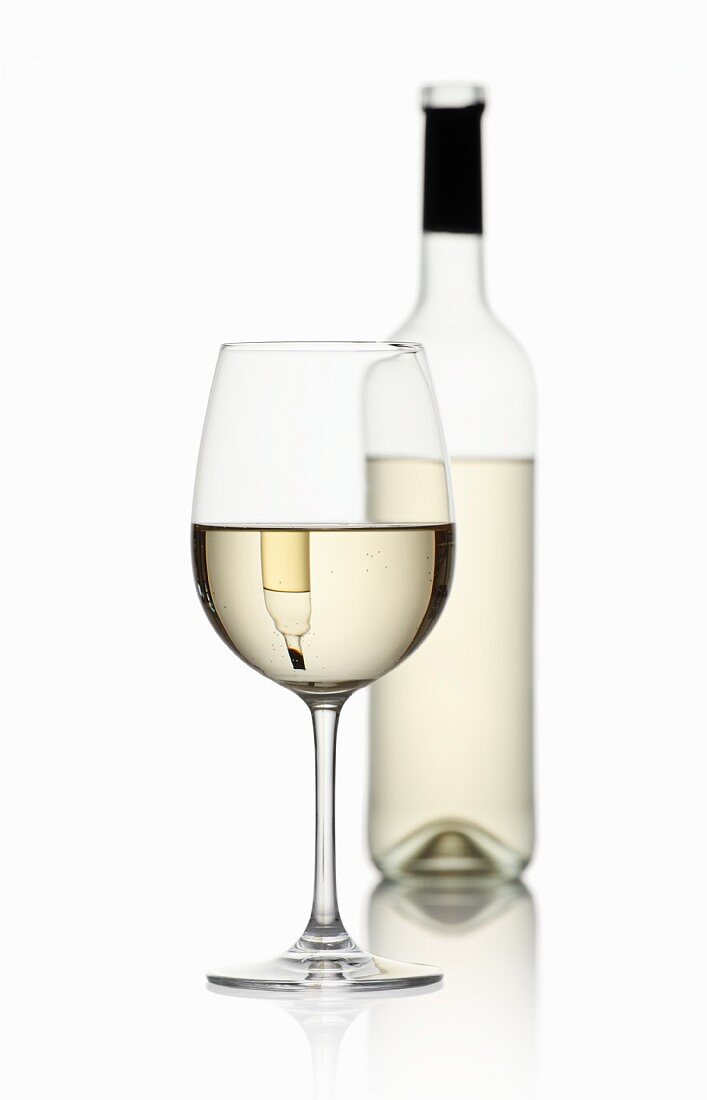 Weißwein im Glas und in der Flasche