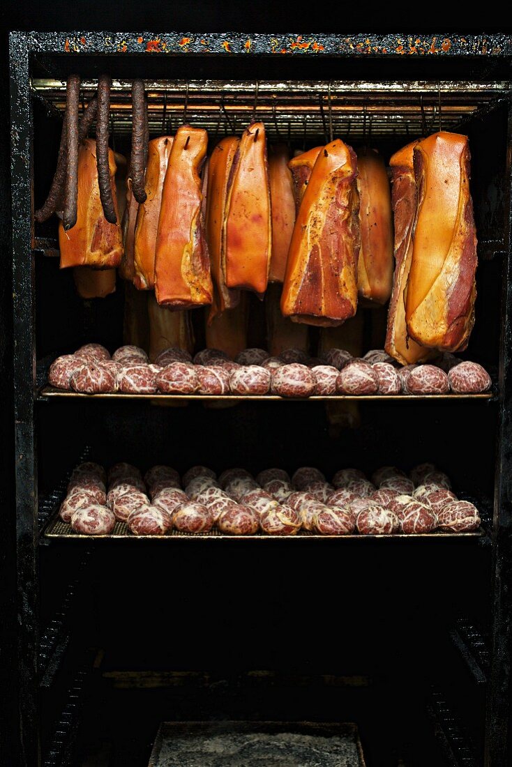 Bacon and Saumaisen (dumplings made of finely chopped salted meat) in a smoking chamber