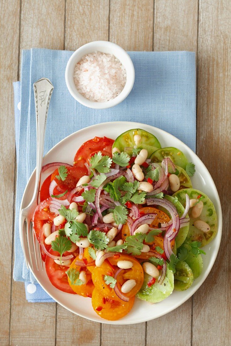 Tomatensalat mit Bohnen, Zwiebeln und Koriandergrün