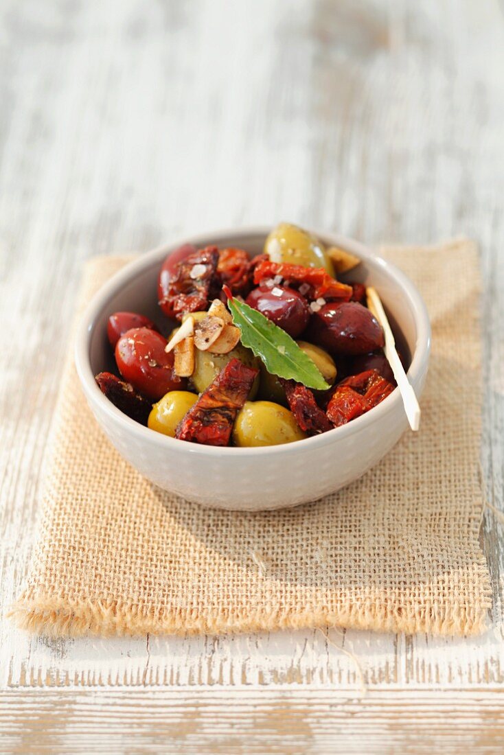 Marinierte Oliven und getrocknete Tomaten (Tapas, Spanien)