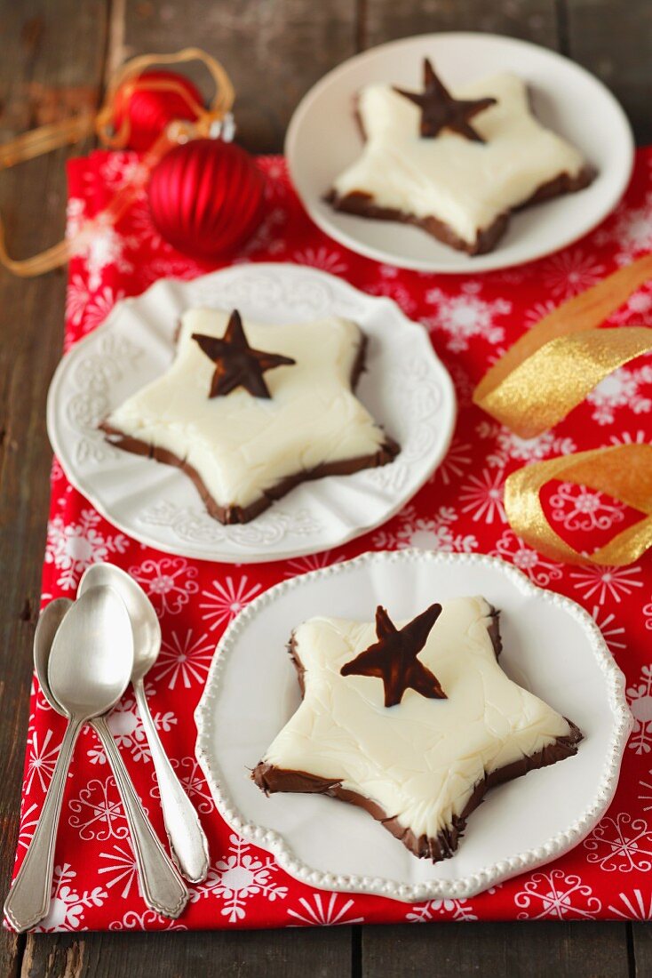 Schwarz-weiße Schokoladenmoussesterne zu Weihnachten