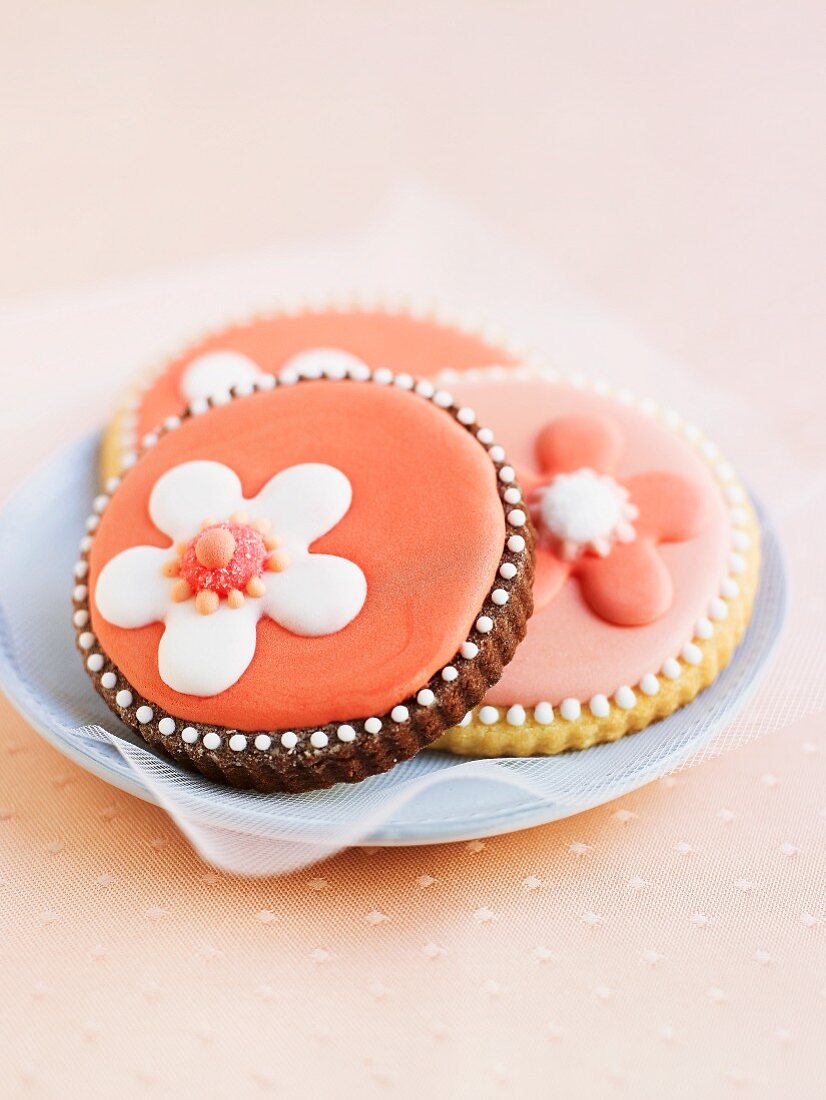 Biscuits decorated with iced flowers